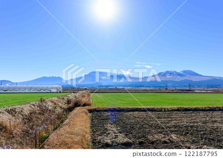 Winter Mt. Aso "Snowfall" Panorama of the five peaks of Mt. Aso with the morning sunshine in the background (taken from the countryside in Maki, Aso City) 122187795