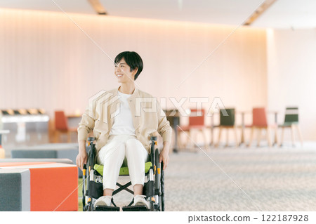 穿著西裝的女性輪椅使用者 122187928