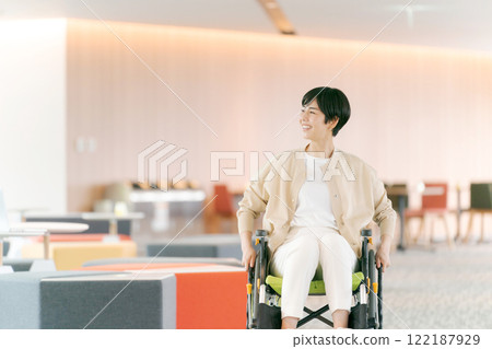 穿著西裝的女性輪椅使用者 122187929