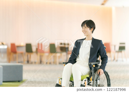 穿著西裝的女性輪椅使用者 122187996