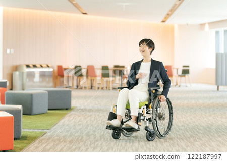 穿著西裝的女性輪椅使用者 122187997