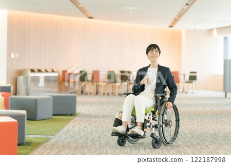 穿著西裝的女性輪椅使用者 122187998