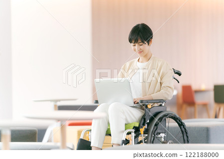 穿著西裝的女性輪椅使用者 122188000