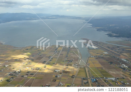 從上方看的出雲牽線搭橋機場和宍道湖（松江方向的景色） 122188051