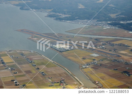 Izumo Enmusubi Airport and Lake Shinji seen from the sky (view towards Matsue) Izumo Enmusubi Airport and Lake Shinji seen from the sky (view towards Matsue) 122188053