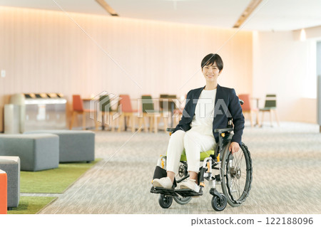 穿著西裝的女性輪椅使用者 122188096