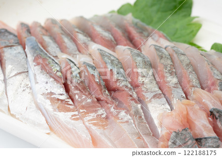 新鮮竹莢魚生魚片的特寫 新鮮竹莢魚生魚片的特寫 122188175