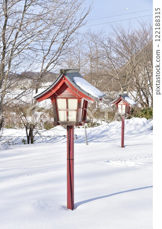 Photographing the grounds of Tateten Shrine in Atsuta-cho, Hokkaido in winter 122188315