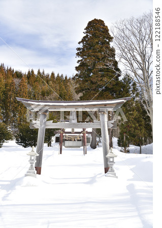 Photographing the grounds of Washinosu Shrine in Atsuta-cho, Hokkaido in winter Photographing the grounds of Washinosu Shrine in Atsuta-cho, Hokkaido in winter 122188546