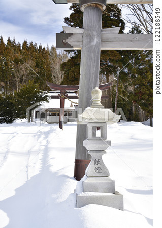 Photographing the grounds of Washinosu Shrine in Atsuta-cho, Hokkaido in winter Photographing the grounds of Washinosu Shrine in Atsuta-cho, Hokkaido in winter 122188549