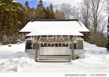 Photographing the grounds of Washinosu Shrine in Atsuta-cho, Hokkaido in winter 122188564
