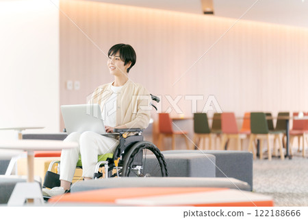 工作女性輪椅使用者 122188666