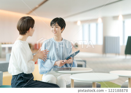 一位女士在露天場所開會 122188878