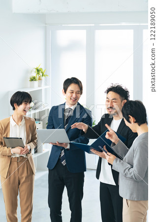 一群商務人士在辦公室交談 一群商務人士在辦公室交談 122189050