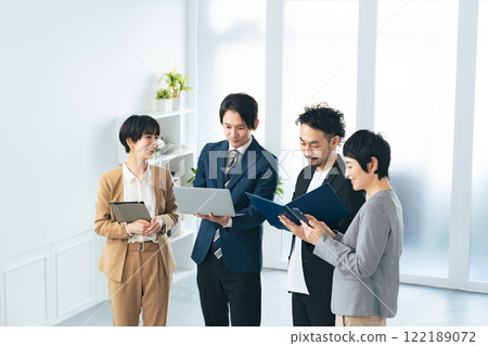 一群商務人士在辦公室交談 一群商務人士在辦公室交談 122189072