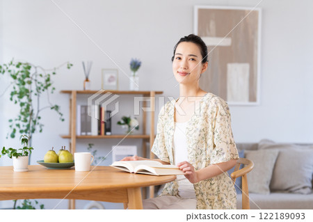Young woman reading at home 122189093