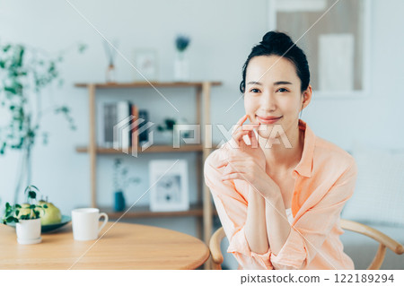 一個年輕的女人在家中休息 122189294