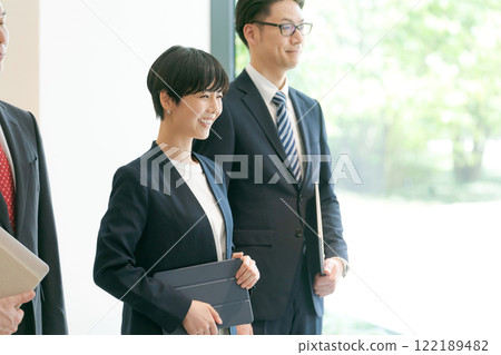 穿著西裝的人們在走廊排隊 穿著西裝的人們在走廊排隊 122189482