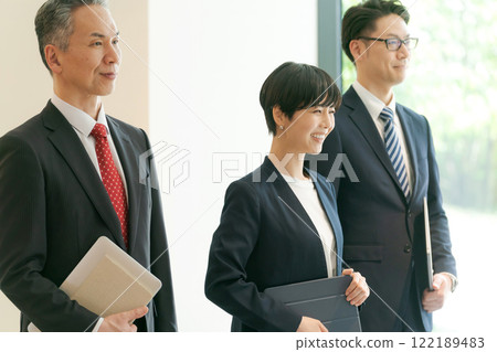 穿著西裝的人們在走廊排隊 穿著西裝的人們在走廊排隊 122189483