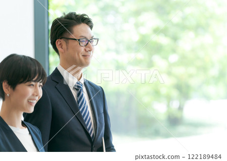 穿著西裝的人們在走廊排隊 穿著西裝的人們在走廊排隊 122189484