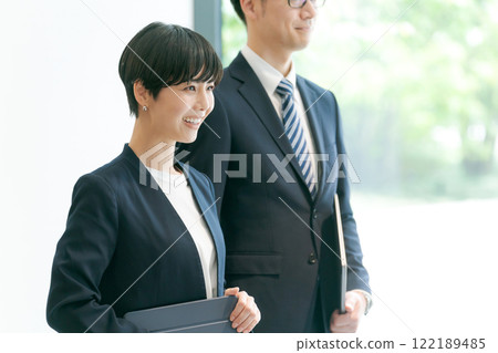 穿著西裝的人們在走廊排隊 穿著西裝的人們在走廊排隊 122189485