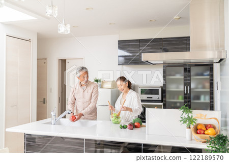 年長夫婦煮飯 年長夫婦煮飯 122189570