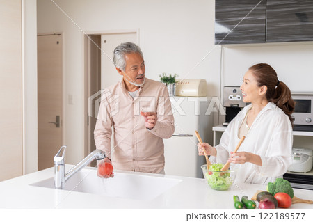 年長夫婦煮飯 122189577