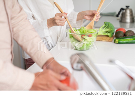 老夫婦手邊煮飯 122189581