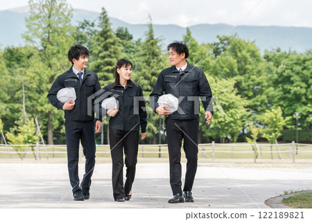 穿著園林綠化和土木工程工作服的男女工人在公園散步 122189821