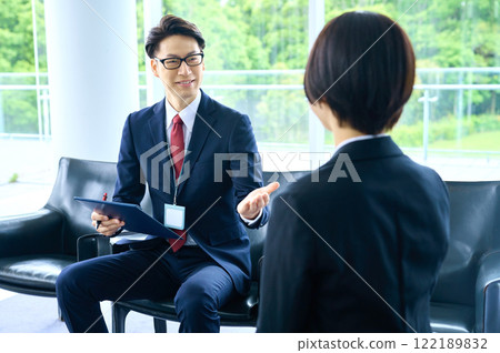 Businessmen and businesswomen who make arrangements 122189832