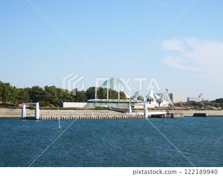 從水邊看葛西臨海水族館 | 葛西臨海公園 122189940