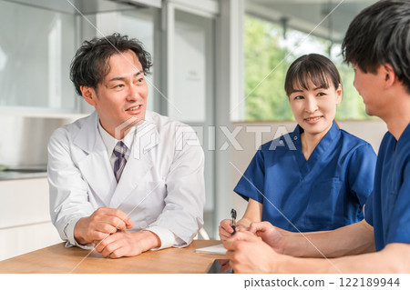 舉行會議、會議和學習會的男女醫生、護士和醫務人員 122189944
