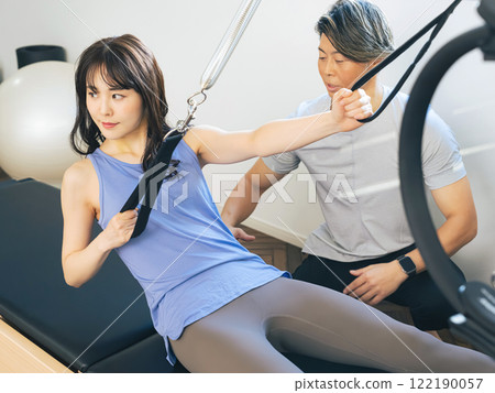 一位女士正在上機器普拉提課 122190057