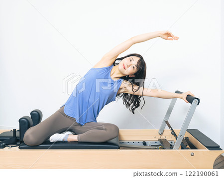 女人做機器普拉提訓練 122190061