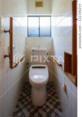 toilet  122190254