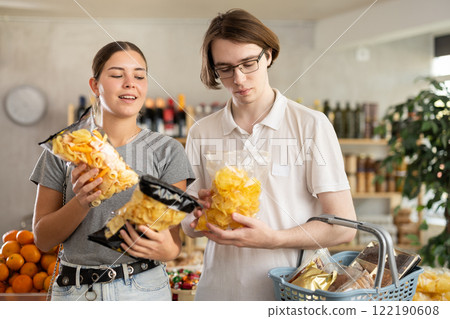 Couple opts for chips and crunchy mixes 122190608