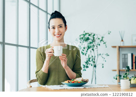 在家吃早餐的年輕女人 122190812
