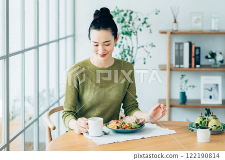 在家吃早餐的年輕女人 122190814