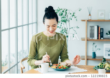 在家吃早餐的年輕女人 122190815