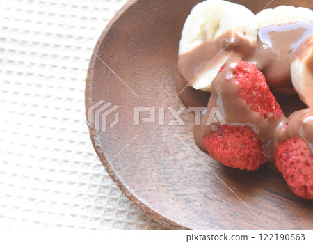 Delicious chocolate fondue with bananas and dried strawberries, made with chocolate rich in cocoa polyphenols 122190863