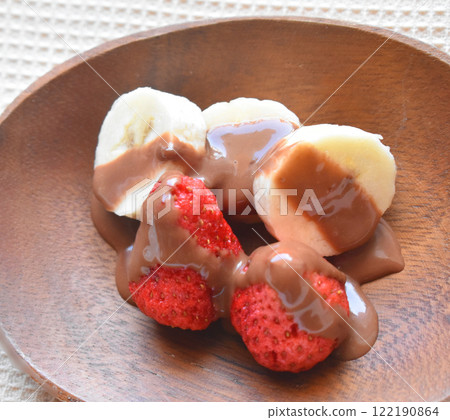 美味的巧克力火鍋，配上香蕉和乾草莓，富含可可多酚。 122190864
