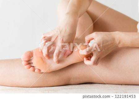 A woman scratching the sole A woman scratching the sole 122191453