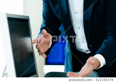 商人在電腦前解釋 商人在電腦前解釋 122191574