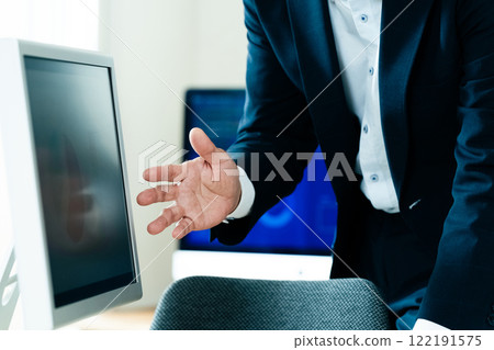 商人在電腦前解釋 122191575