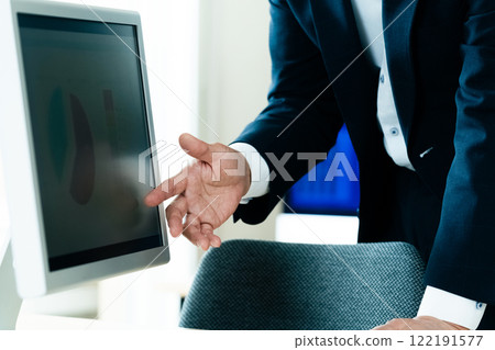 商人在電腦前解釋 122191577