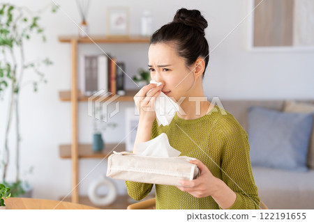 一名年輕女子患花粉症 122191655