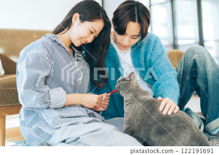 夫婦給貓餵食 122191691
