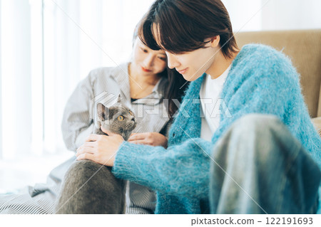 夫婦給貓餵食 122191693