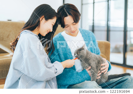 夫婦給貓餵食 122191694