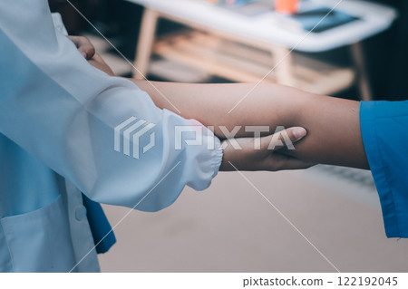 Physician consulting patients about shoulder pain problems ,office syndrome problems, physiotherapy diagnosis conc Physician consulting patients about shoulder pain problems ,office syndrome problems, physiotherapy diagnosis conc 122192045